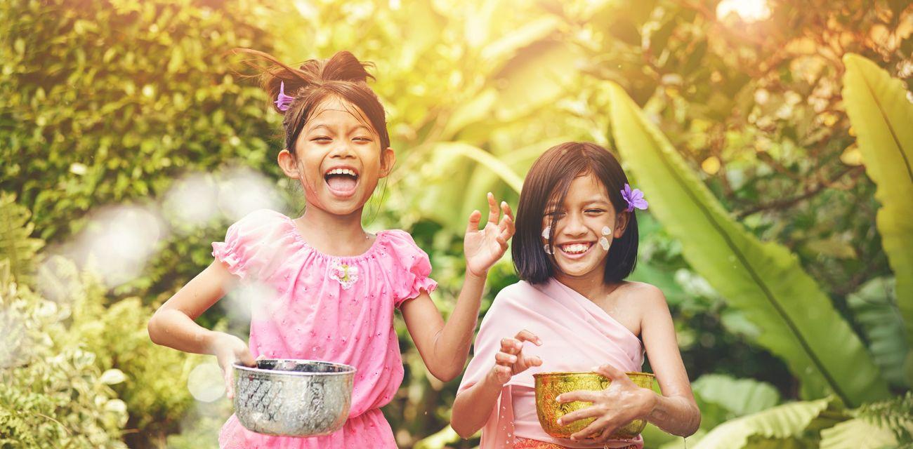 smiling thai girls songkran header