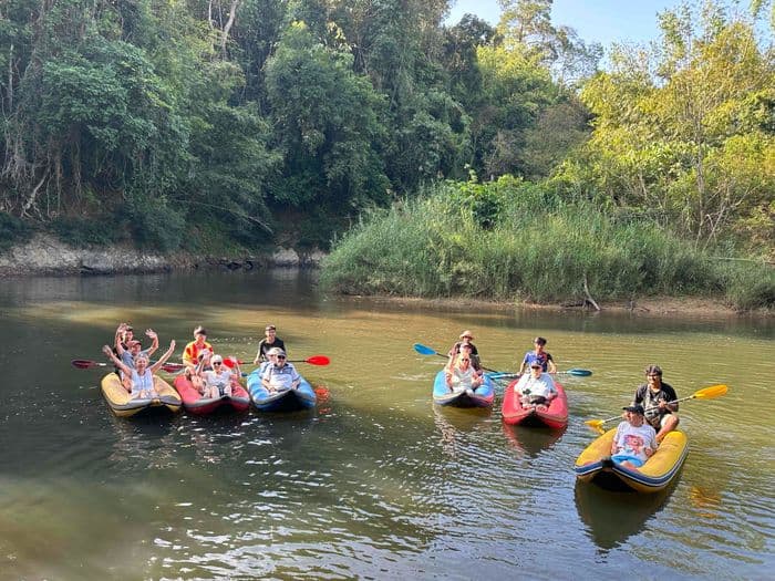 Détente dans la nature en canoë!